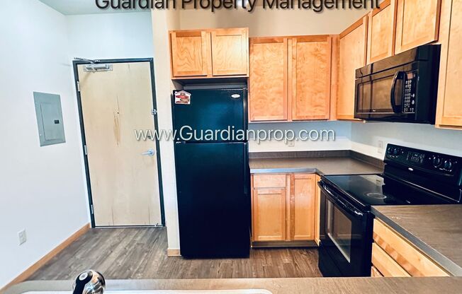 Marcy Holmes/Dinkytown 2nd Floor, 2 Primary Baths, Dishwasher, 1 Parking Space, 1 Month Free