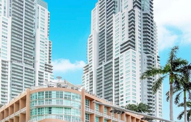 Stunning 1-bedroom/2-bath + den apartment in the highly sought-after Vizcayne Condo in the heart of downtown