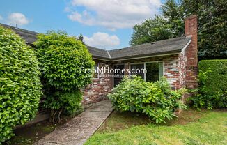 Cozy Two Bedroom Duplex in Oregon City - Parking Included!
