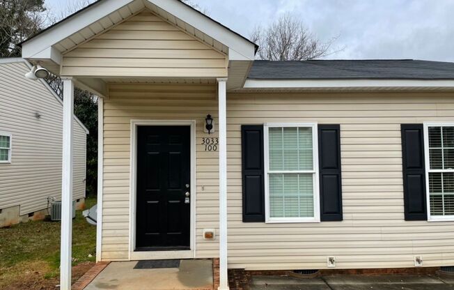 Nice 1 bed/1 bath duplex minutes from downtown Raleigh