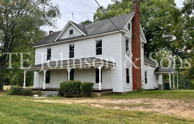 Charming Kernersville Farmhouse with Rocking Chair Porch and Spacious Backyard