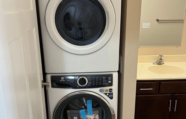 Modern 5 Bedroom Townhouse next to UW Whitewater Campus!!!