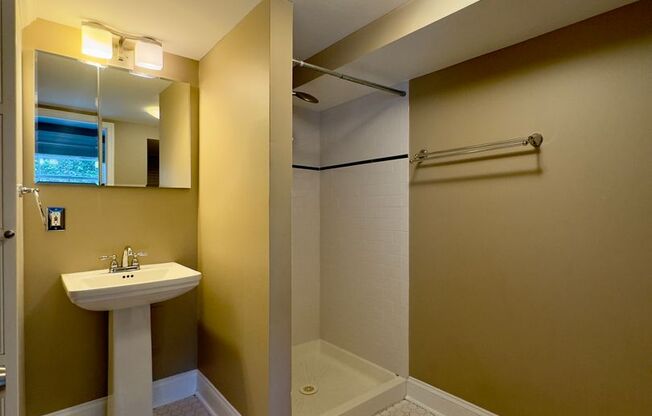 Spacious 4-Bedroom Single Family House in Baltimore