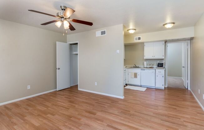 1 bed, 1 bath, 600 sqft, $1,049, Unit 44