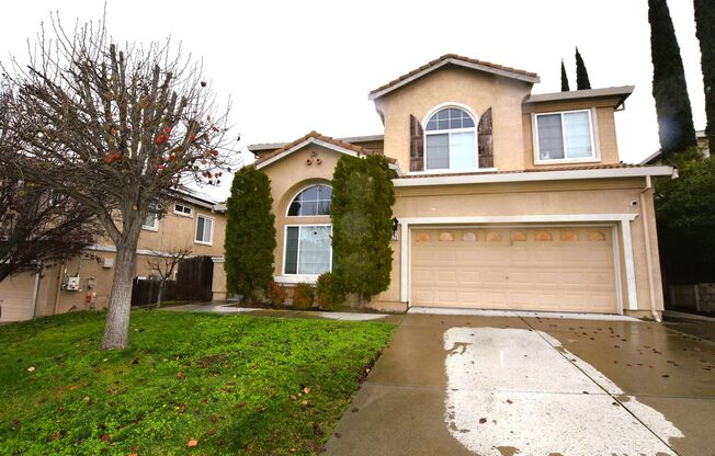 4 BR/ 2.5 Bath Spacious Open Floor Plan