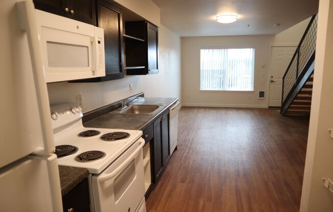 3 beds, 1.5 baths, 1,500 sqft, $1,595, Unit Apt 16