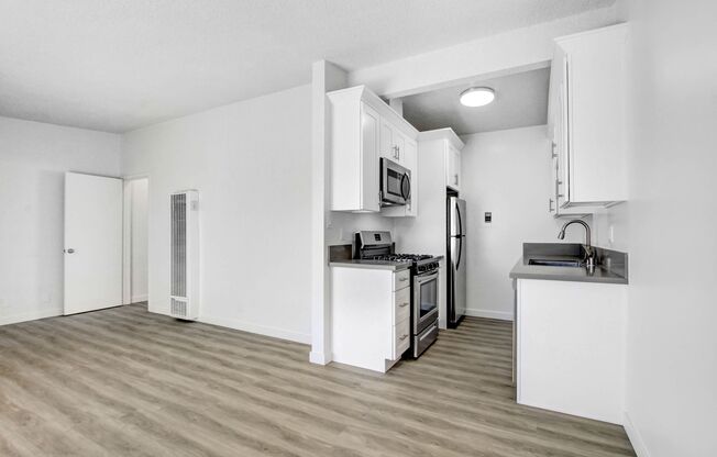 1010 Pico Blvd in Santa Monica. Walk to the beach and Main St!