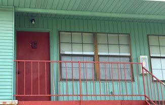 2 Bedroom 1 Bathroom Unit in Quiet Fourplex!