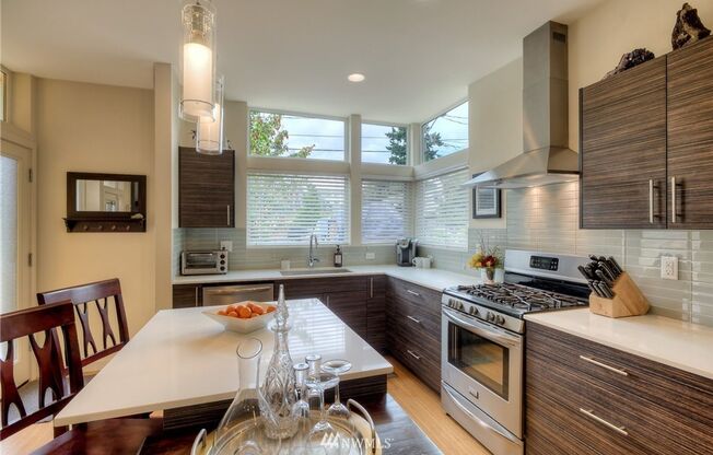 LIKE NEW LUXURY GENESEE PARK TOWNHOME AVAILABLE AUGUST 10TH!