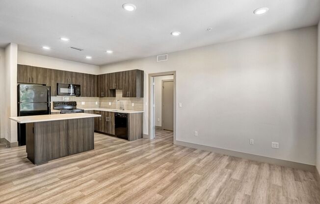 3 beds, 3 baths, 900 sqft, $2,400, Unit 300