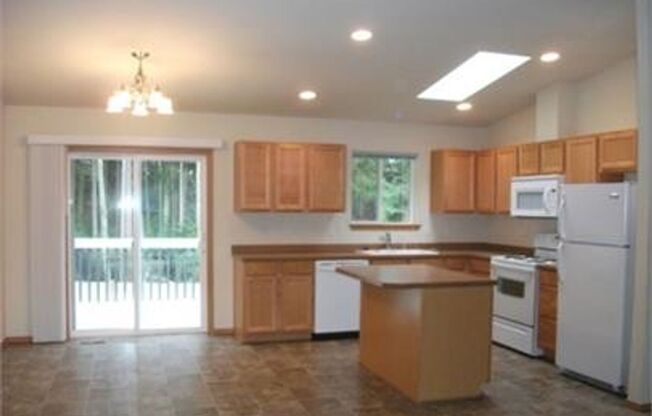 Beautiful Spacious Home in Coupeville! Built in 2010! Pets Negotiable! Now Offering $250 Move In Credit!!