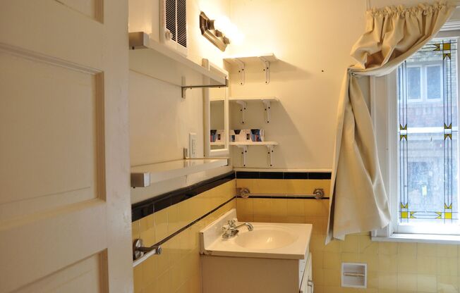 1 bed, 1 bath, $1,095, Unit # 26