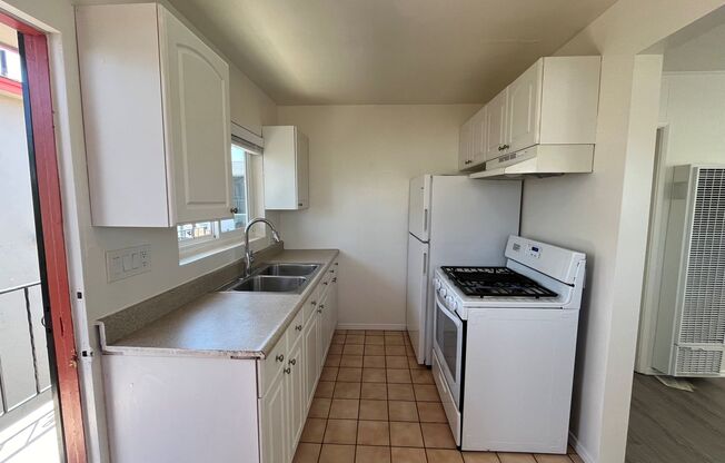 1 Bedroom on Ingraham Street blocks from the beach in Pacific Beach!