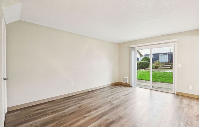 3 beds, 1.5 baths, 963 sqft, $1,749, Unit D-03