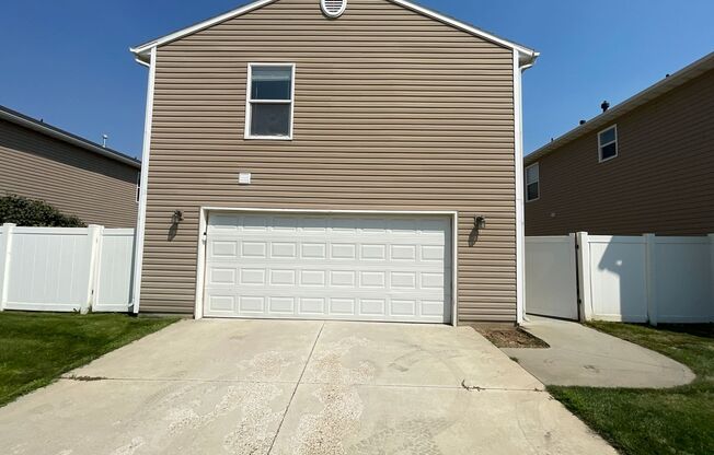 3 beds, 2.5 baths, $1,995