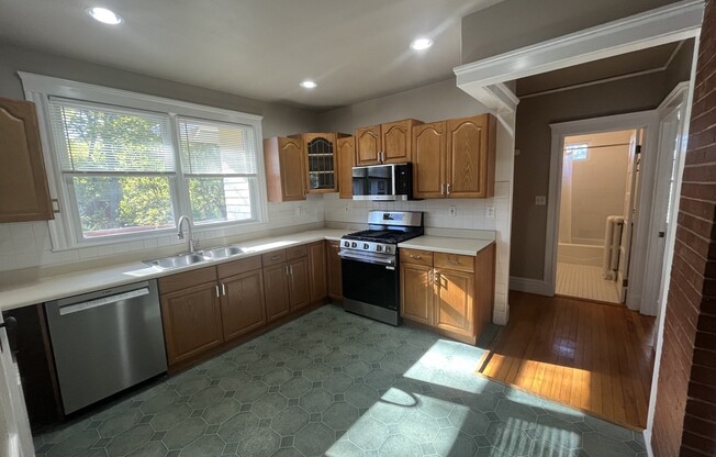 3 beds, 1 bath, 1,300 sqft, $3,200, Unit 2