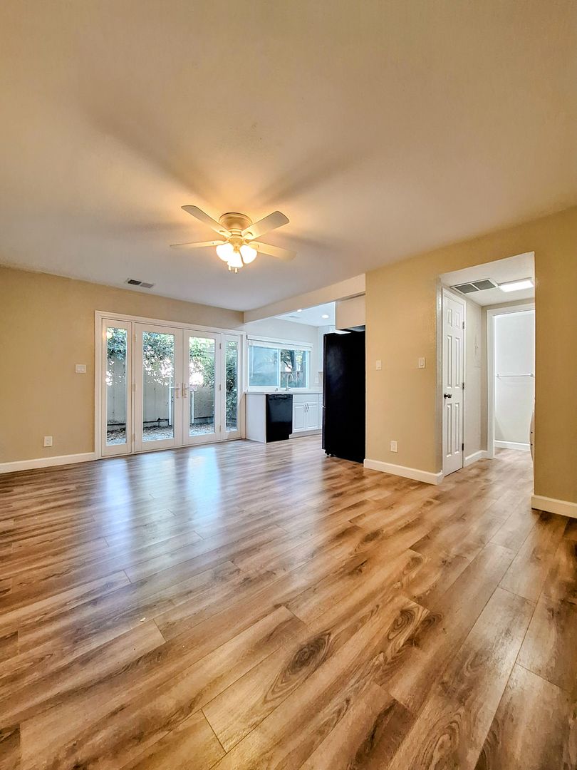 Beautiful & Spacious 3bd Townhouse w/Detached Garage & Pool