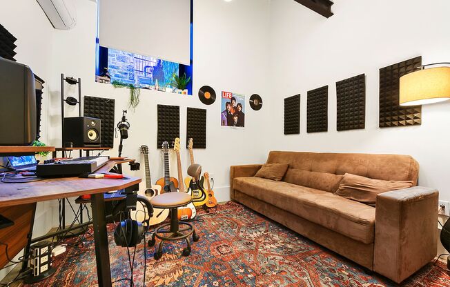 1 bed, 1 bath, 400 sqft, $1,350, Unit Schwab Industrial-001