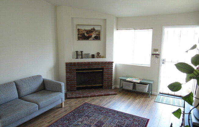 Adorable 2 bed / 2 bath in small gated complex