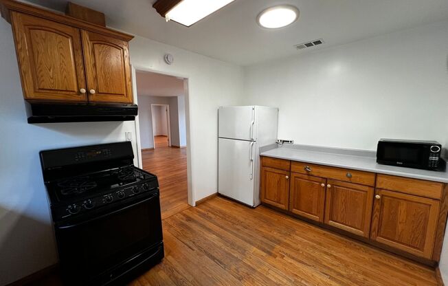 2 beds, 1 bath, $2,995