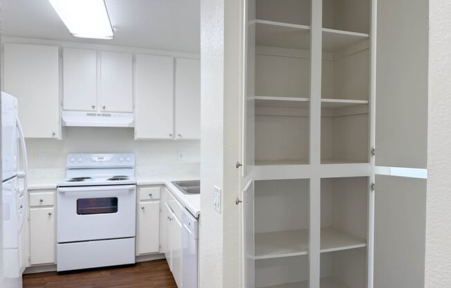 2 beds, 2 baths, 900 sqft, $2,600, Unit 415