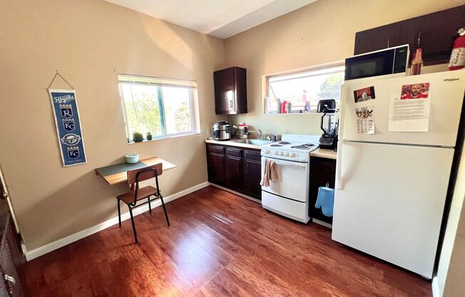 2 beds, 1 bath, $1,495, Unit 3B