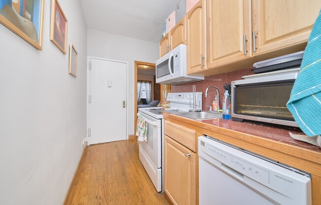 2 beds, 1 bath, $3,800, Unit 5A