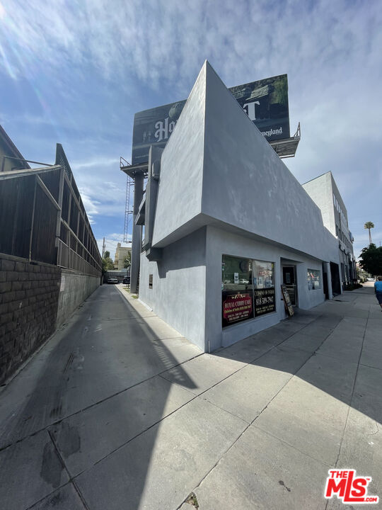 4327 LANKERSHIM BLVD