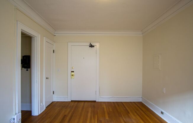 Charming Top Floor Studio in Central NE Location!
