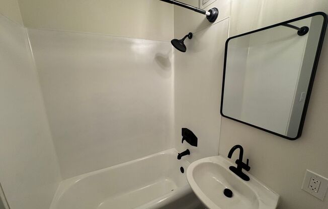 2 beds, 1 bath, 685 sqft, $1,920, Unit 424