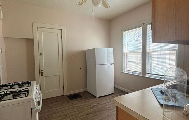 2 beds, 1 bath, $925, Unit Down