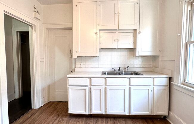 4 beds, 1 bath, $1,000, Unit 3279 Calvert St - Upper