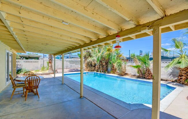 SPARKLING POOL! 4 BEDROOM
