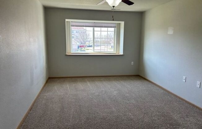 1 bed, 1 bath, 990 sqft, $1,460, Unit 33481