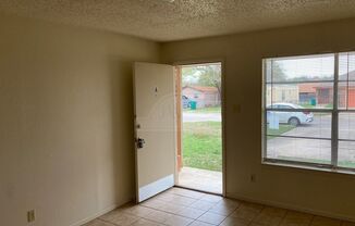 2 beds, 1 bath, $895, Unit 912 Travis Unit A