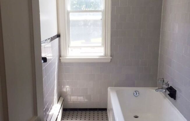 2 beds, 1 bath, 800 sqft, $1,650, Unit D21