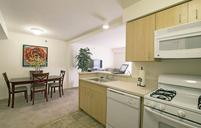 Kitchen and Dining Area at Stoney Pointe Apartment Homes, Wichita, KS