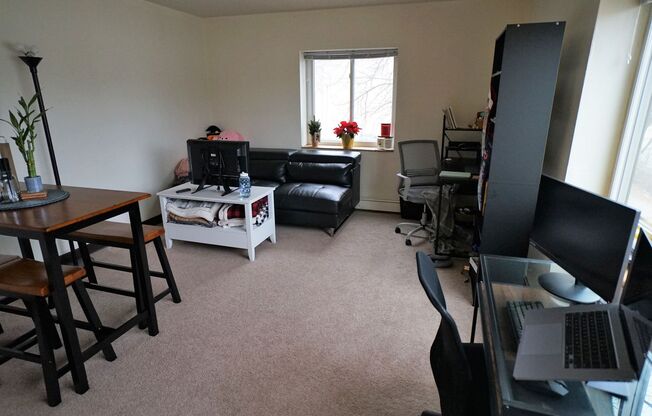 1 bed, 1 bath, $1,090, Unit 2H