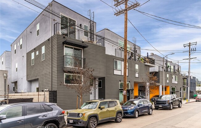 3032 N COOLIDGE AVE