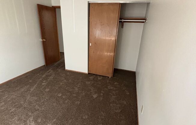 2 beds, 1.5 baths, 963 sqft, $1,299, Unit 5166 B04