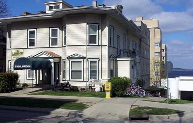 2 beds, 1 bath, $1,625