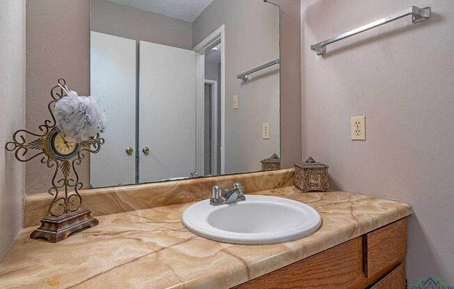 2 beds, 1.5 baths, $995, Unit 128