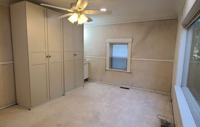 3 beds, 1 bath, 143 sqft, $850