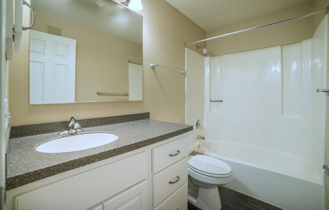2 beds, 1 bath, 913 sqft, $1,025, Unit 2900-207