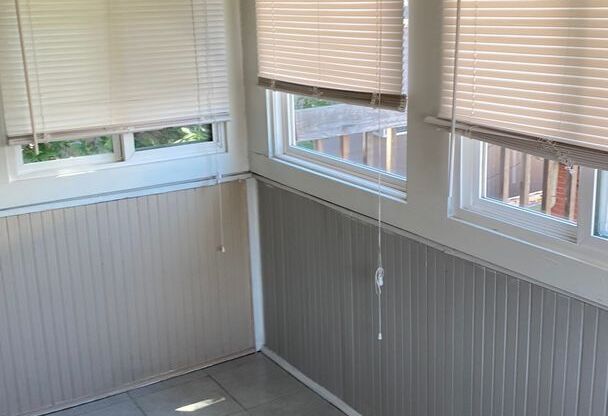 1 bed, 1 bath, 300 sqft, $975, Unit Unit 3 (115 N Sherman St)