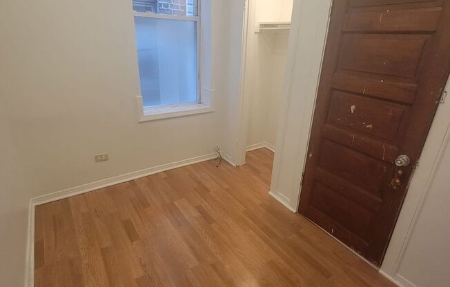 2 beds, 1 bath, $1,300, Unit 2R