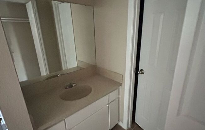 1 bed, 1 bath, 720 sqft, $1,400, Unit 1-1660-B