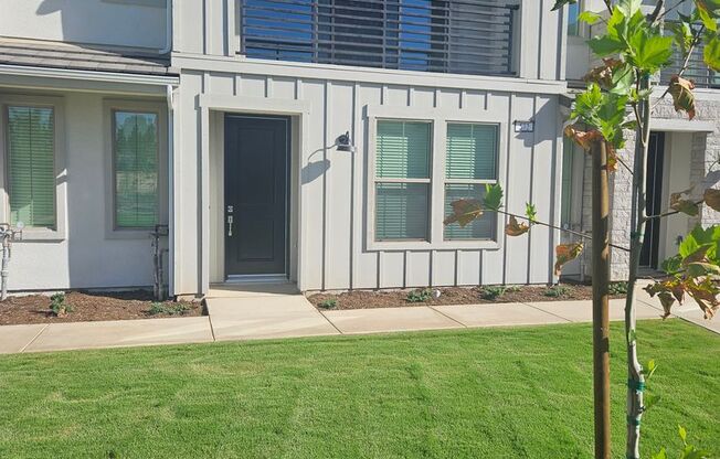 Gorgeous 3/2 Town Home in Clovis with Solar!