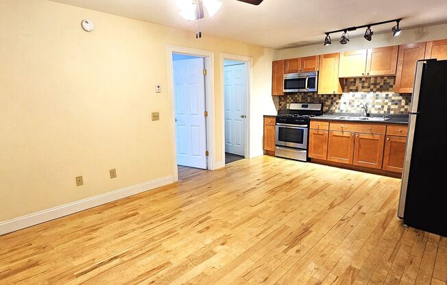 1 bed, 1 bath, $1,900, Unit APT 6