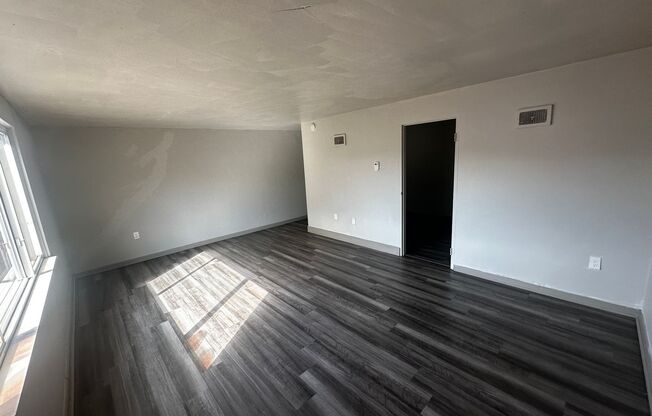 2 beds, 1 bath, $1,100, Unit 479 3rd St Unit 7